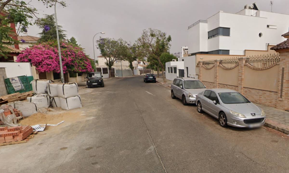 Rescatan en Dos Hermanas a una mujer con respiración agónica en el foso de una depuradora en Montequinto