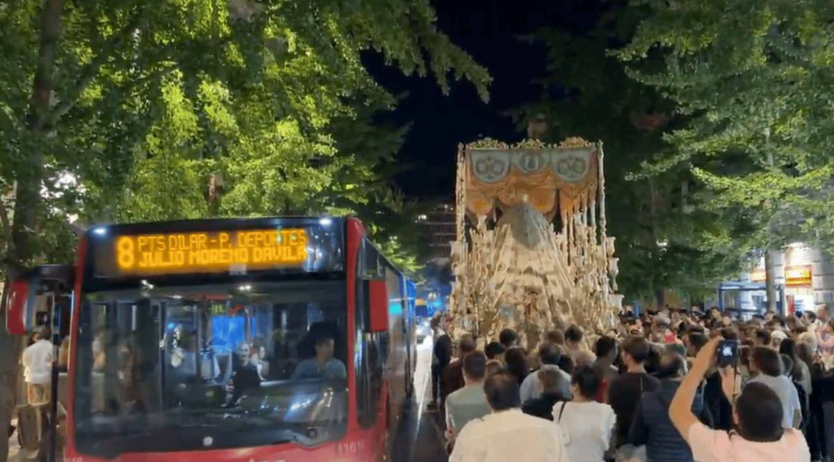 Entre autobuses, motos y coches: así ha sido el accidentado traslado de la Santa Cena en Granada