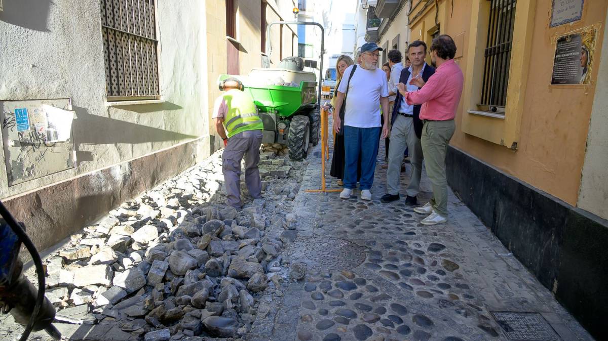 Otro momento de la vista a las obras. - Otro momento de la vista a las obras.