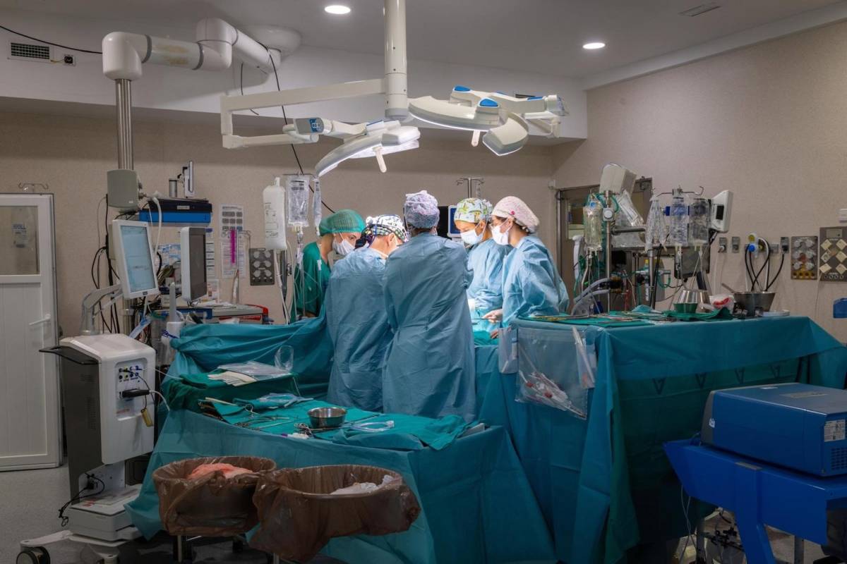 Nuevo hito en la sanidad andaluza: cirujanos de Málaga logran extirpar un tumor cardiaco de 11 centímetros