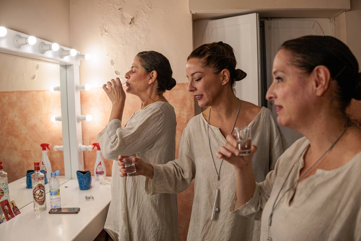 En el camerino del Falla con Las Niñas de Cádiz, su ritual y la función por hacer: 