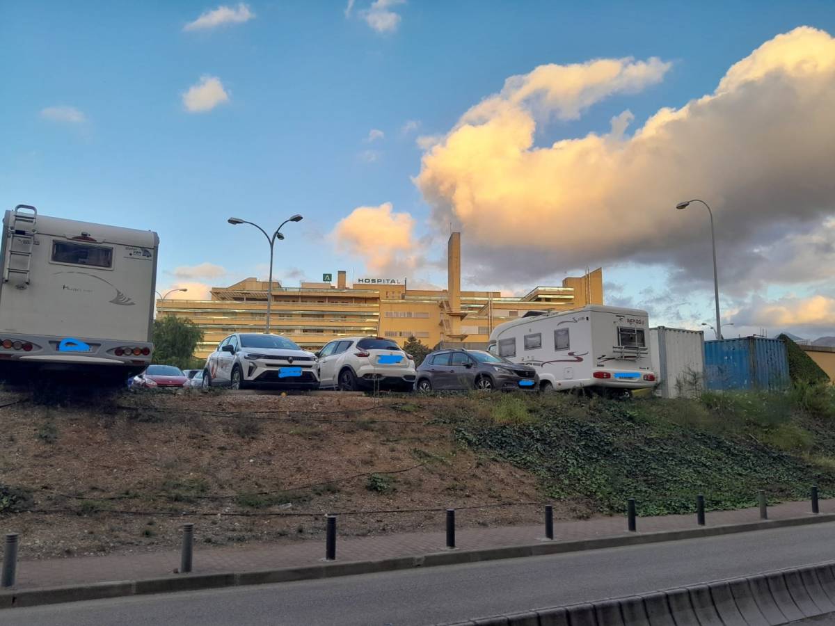 Sanitarios durmiendo en caravanas por el precio de la vivienda: la imagen en los hospitales andaluces que cada vez es más habitual