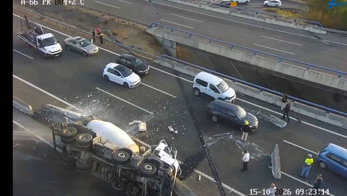 Una hormigonera vuelca en la Vía de la Plata y obliga a cortar el tráfico en la entrada a Sevilla desde La Algaba