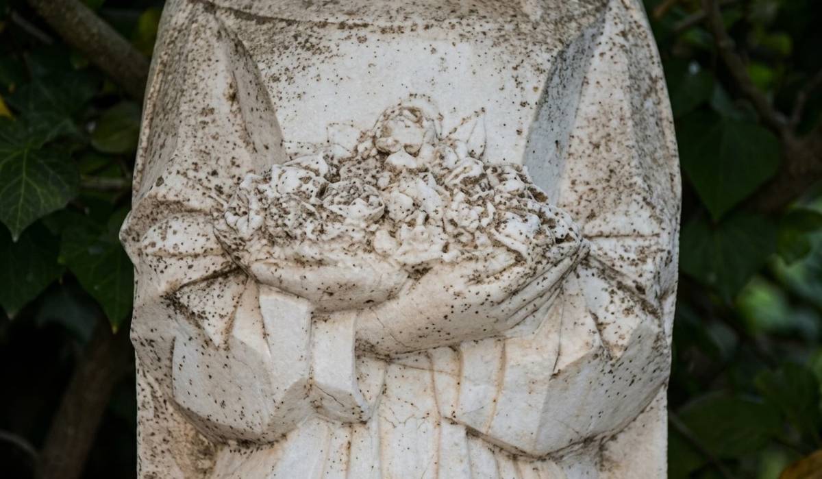 Escultura de Santa Rosa de Lima, detalle ramo de flores - Escultura de Santa Rosa de Lima, detalle ramo de flores