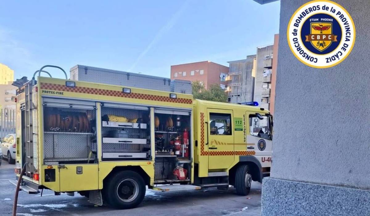 Camión de Bomberos para actuar en un garaje comunitario en Jerez - Camión de Bomberos para actuar en un garaje comunitario en Jerez