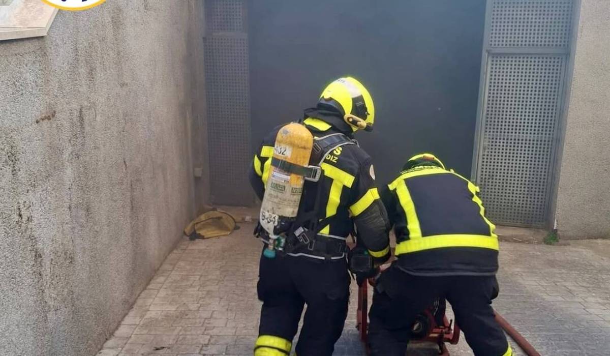 Fuego en un garaje comunitario de la avenida Libertad de Jerez: una hora de actuación para su extinción