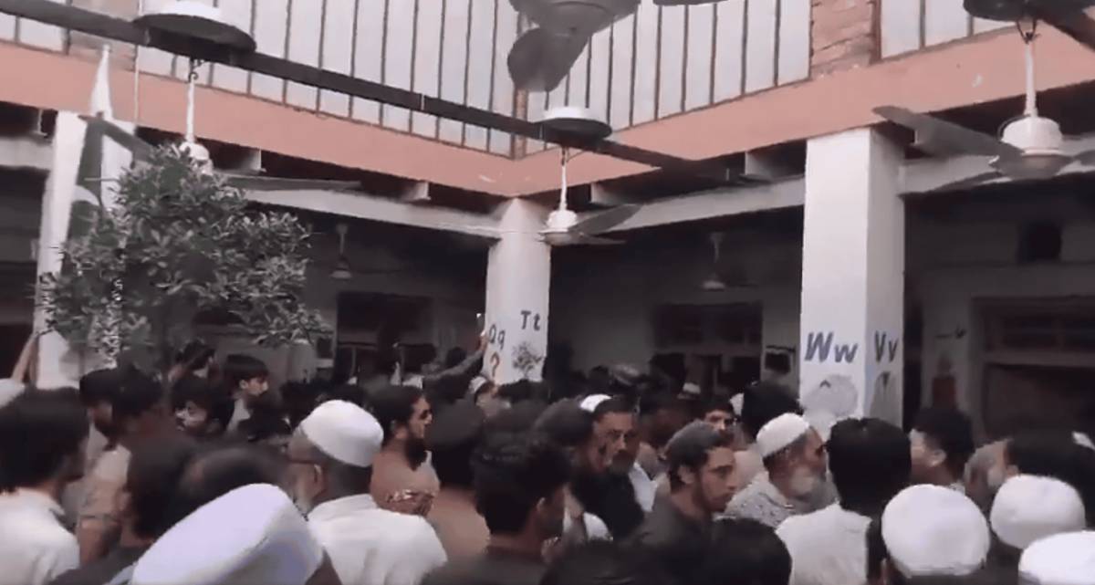 Mueren 27 niños y una profesora al desplomarse el techo de una escuela durante las clases en Pakistán