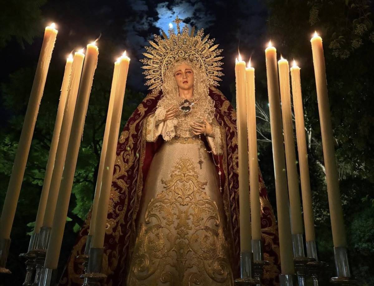 La Virgen del Silencio de la Hermandad de la Misión Redentora de Jerez, durante el rosario vespertino de 2025