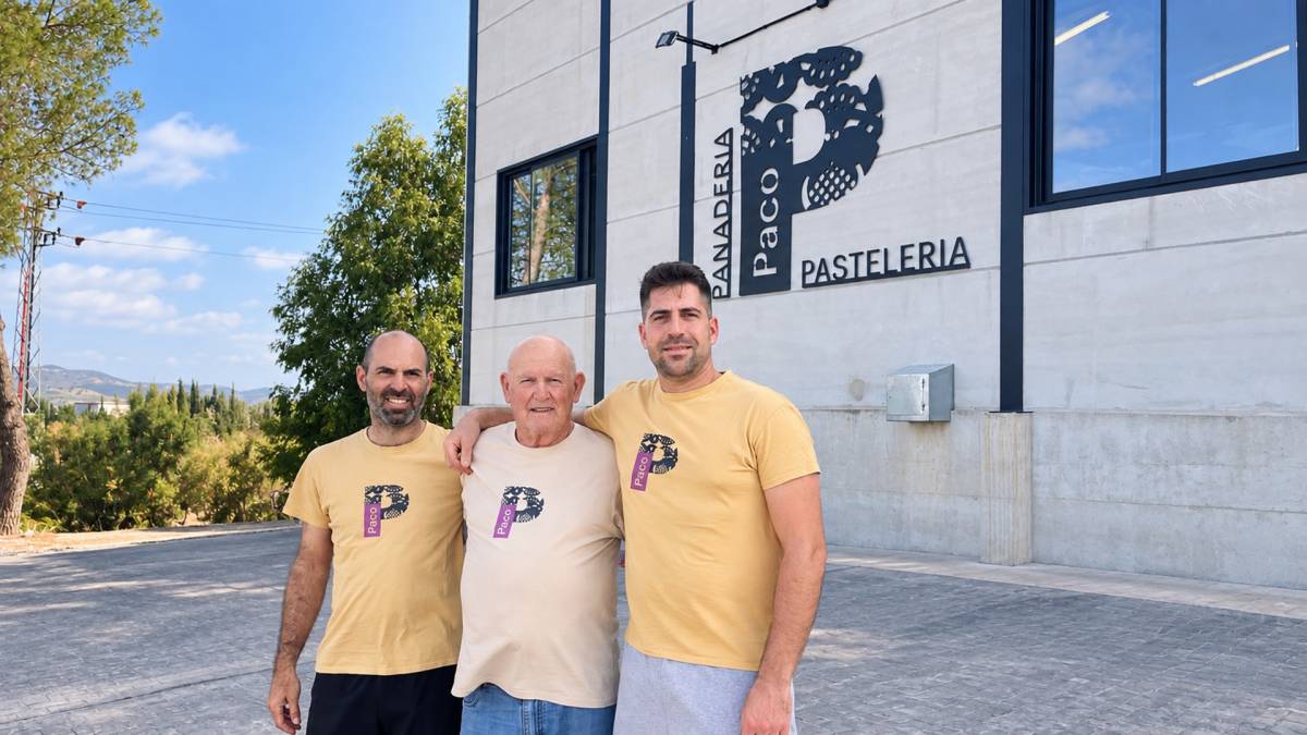De repartir pan en burro a tener cinco tiendas en tres pueblos: la masa madre de Puerto Serrano crece con un nuevo obrador