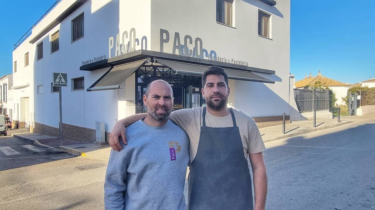 Narci y Paco en la tienda de Montellano (imagen de archivo).
