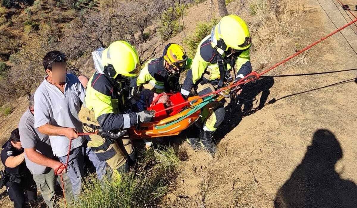 Heridas dos personas tras sufrir una caída de unos 50 metros con su coche en Málaga