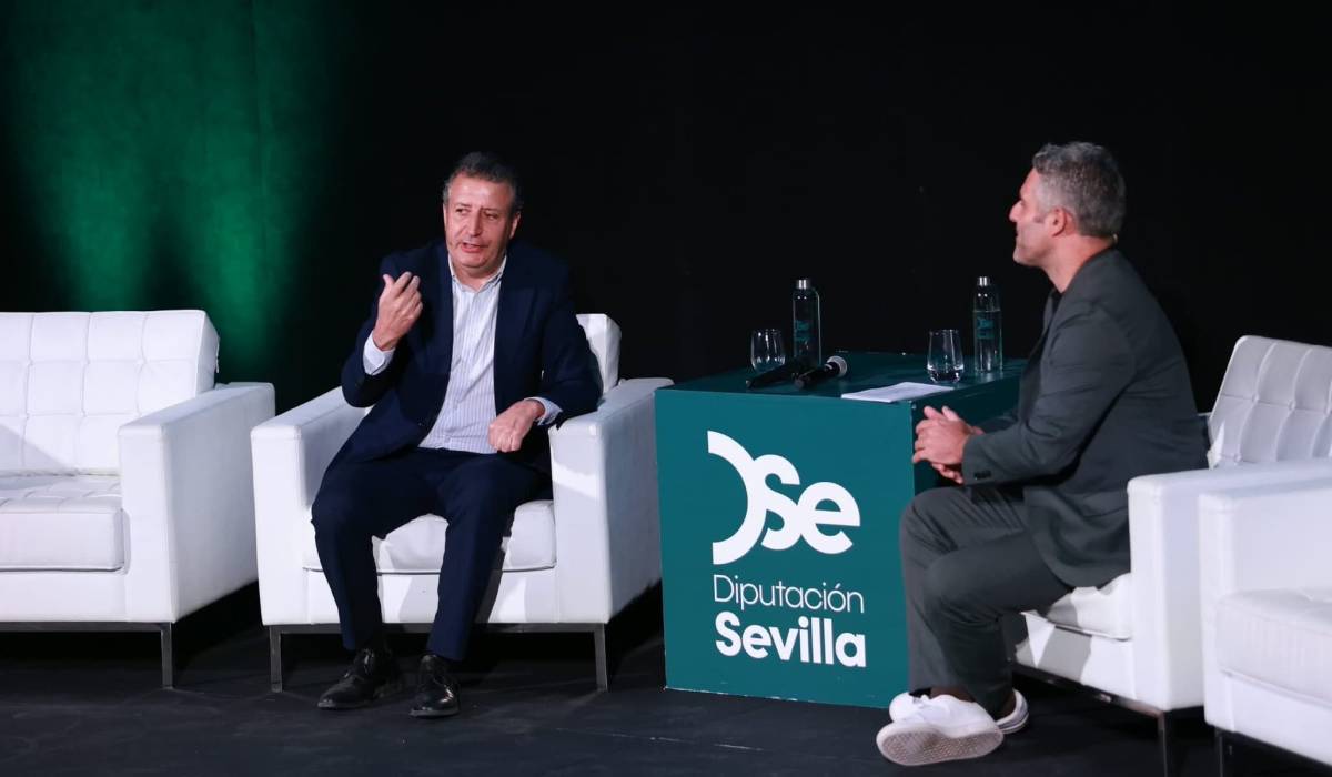 Javier Fernández acompañado del periodista deportivo Luis Márquez - Javier Fernández acompañado del periodista deportivo Luis Márquez