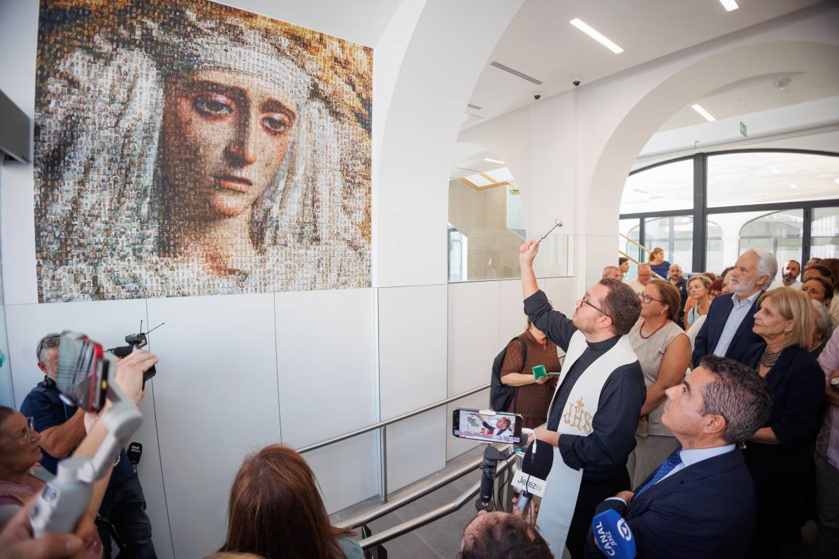 Un mosaico de la Virgen de la Esperanza de la Yedra da la bienvenida a los pacientes del centro de salud de Madre de Dios en Jerez