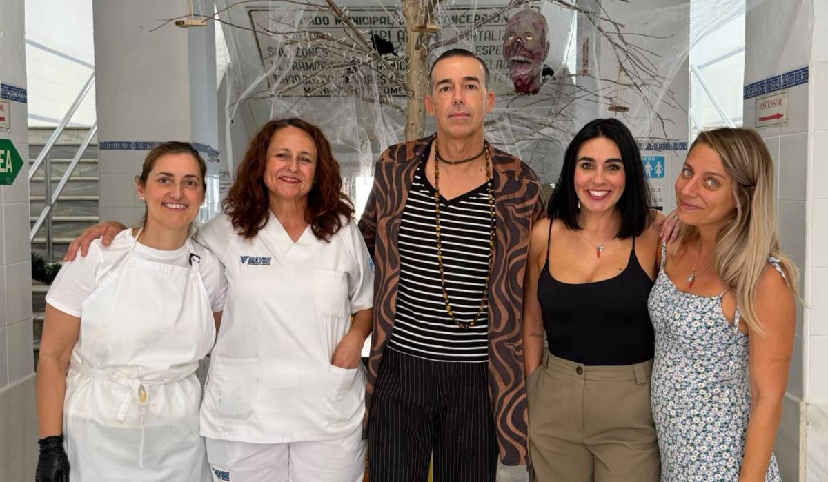 El teniente de alcalde de Comercia, David Calleja, junto a las organizadoras del sorteo en el Mercado - El teniente de alcalde de Comercia, David Calleja, junto a las organizadoras del sorteo en el Mercado