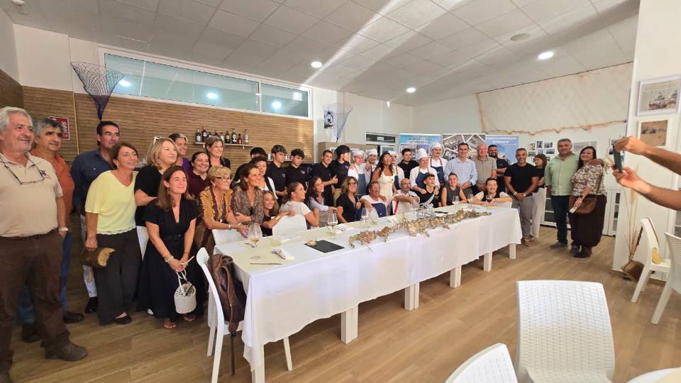 Foto de grupo de los asistentes al almuerzo con los alumnos de Hostelería. 