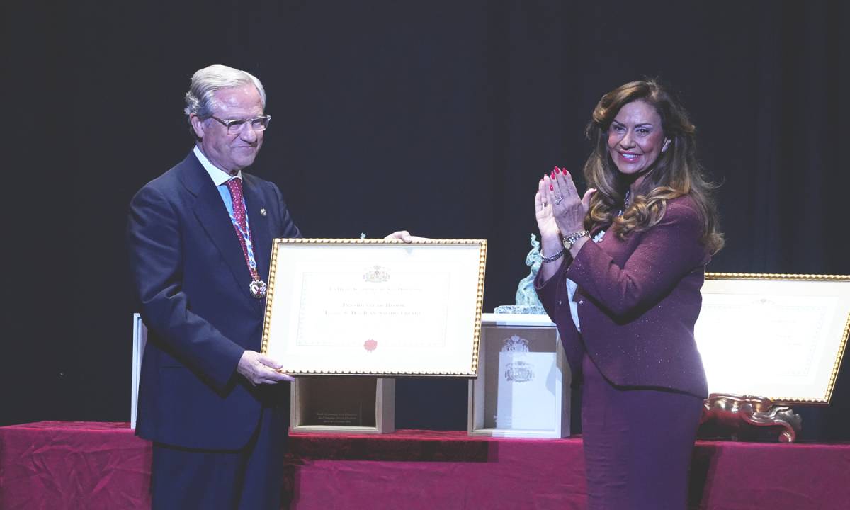 Juan Salido, junto a la presidenta de la Academia, Ana María Orellana. - Juan Salido, junto a la presidenta de la Academia, Ana María Orellana.