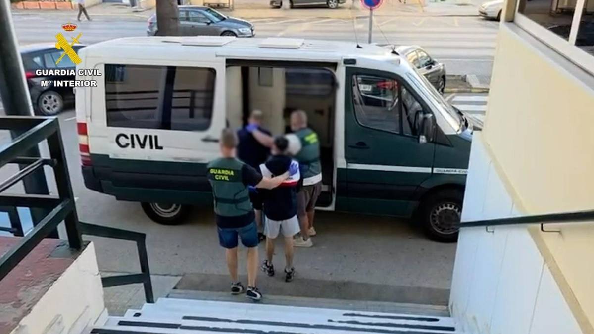 Cae en Conil una base logística del narco: cinco detenidos y 405 garrafas de gasolina intervenidas
