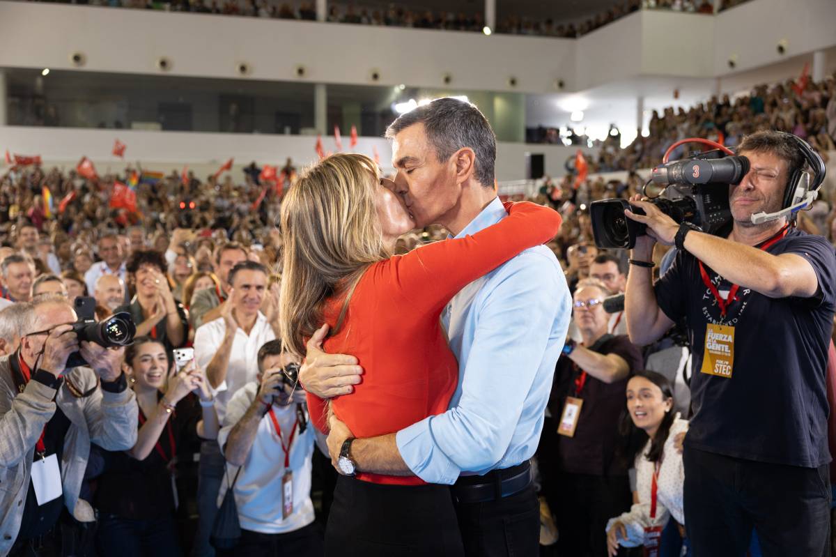 Pedro Sánchez estrena la precampaña entre bailes, abrazos y declaraciones de amor: "Begoña, te quiero"