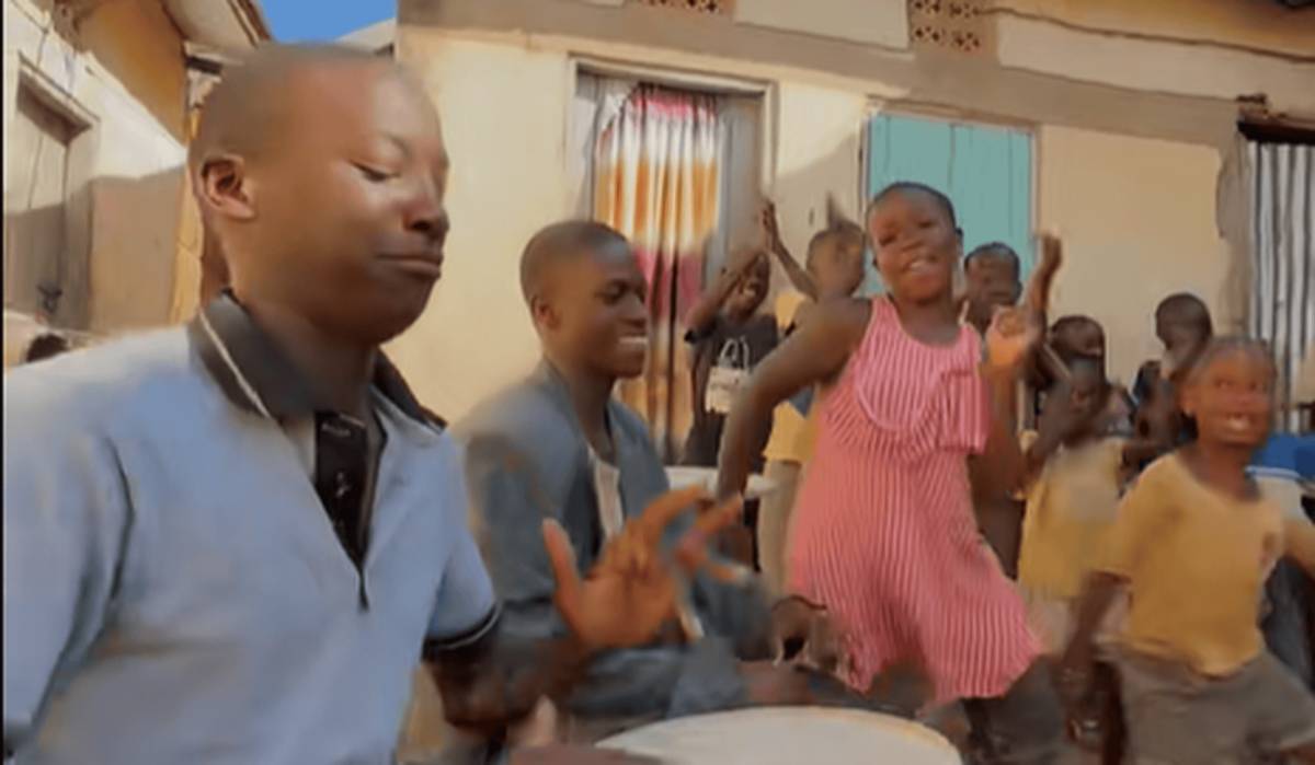 Uganda baila por Navidad al ritmo de Así Canta Jerez: el guiño de los Nansana Kids al grupo de Luis de Perikín