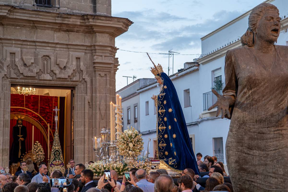 Las Cinco Llagas celebra los 75 años de su Esperanza con un singular encuentro en la Plazuela