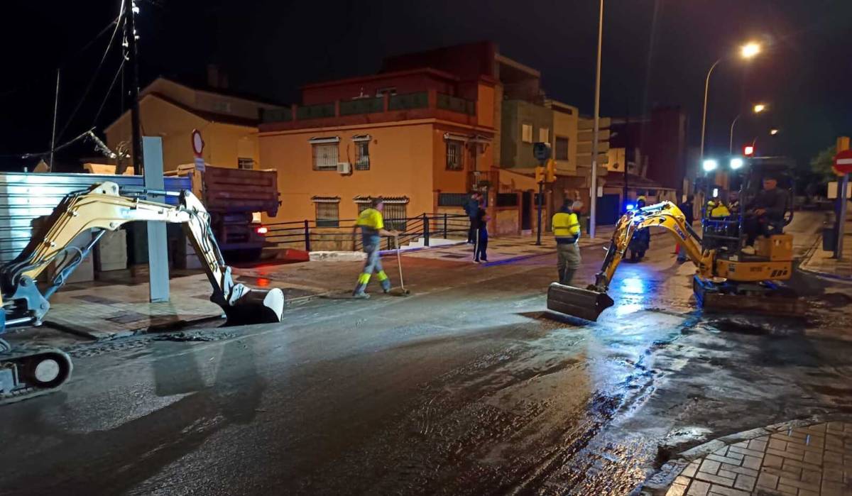 Trabajos de retirada del agua tras las lluvias del sábado - Trabajos de retirada del agua tras las lluvias del sábado