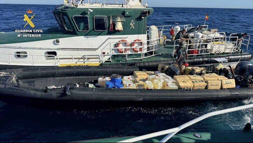 La Guardia Civil detiene en Mazagón a ocho tripulantes de una narcolancha con más de 3.000 kilos de hachís
