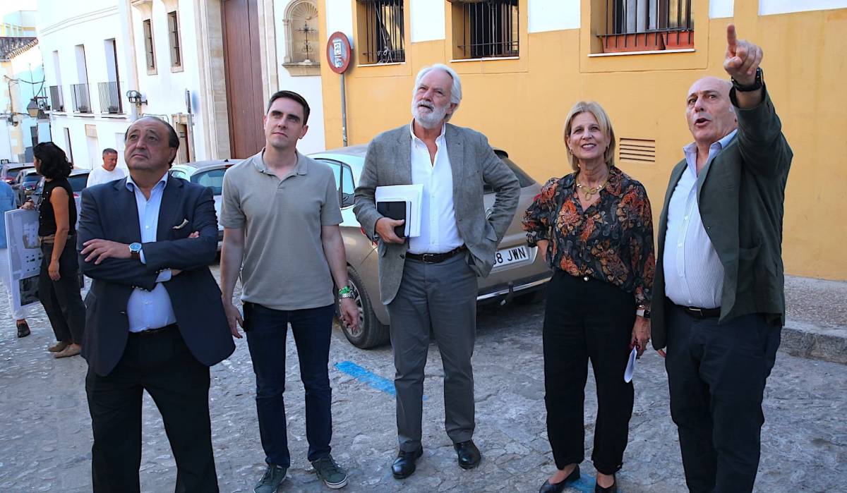 Pedro Pérez, hermano mayor de las Tres Caídas, con la alcaldesa y miembros del Ayuntamiento de Jerez en Plaza San Lucas - Pedro Pérez, hermano mayor de las Tres Caídas, con la alcaldesa y miembros del Ayuntamiento de Jerez en Plaza San Lucas
