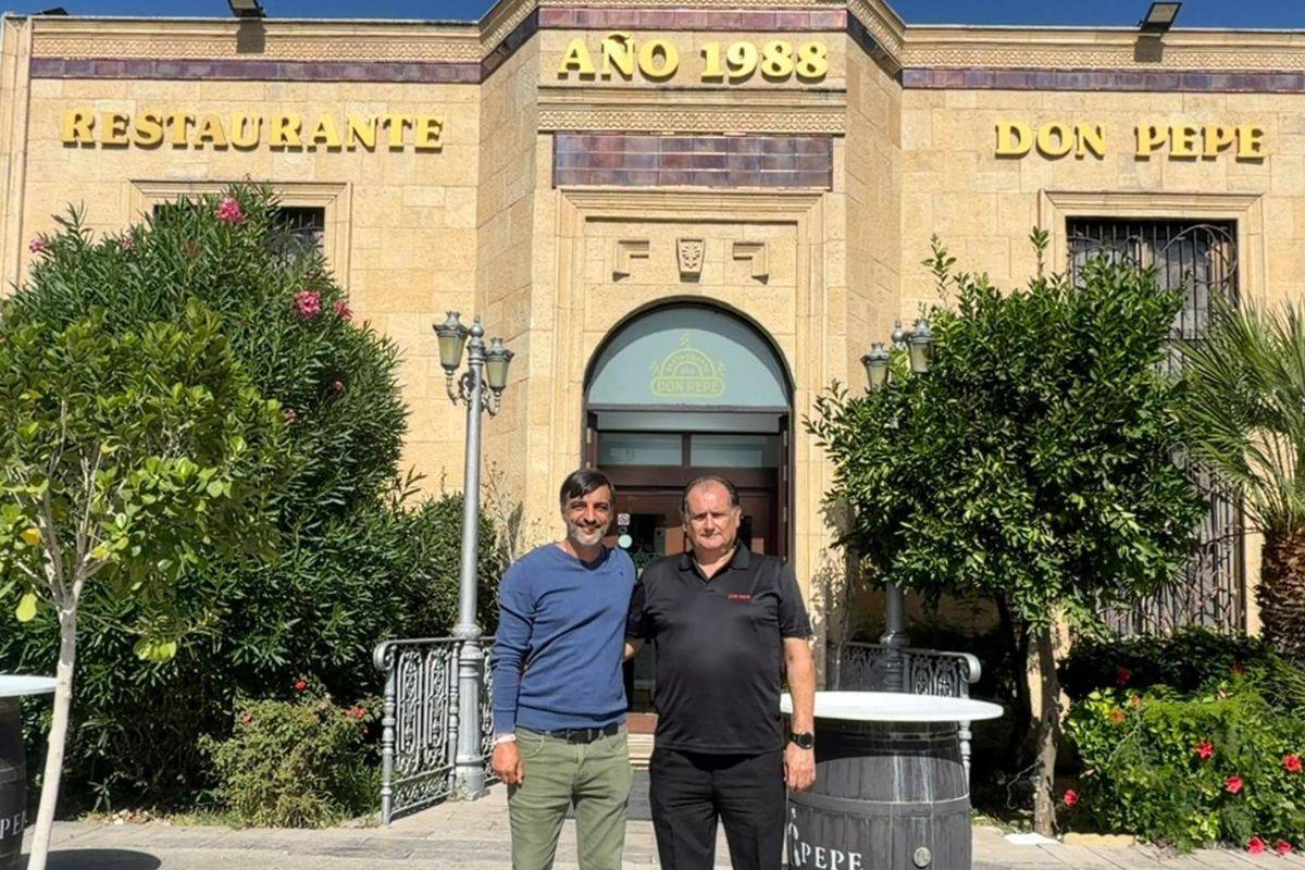 José Antonio Díaz, con Pepe Benítez, propietario del restaurante Don Pepe.