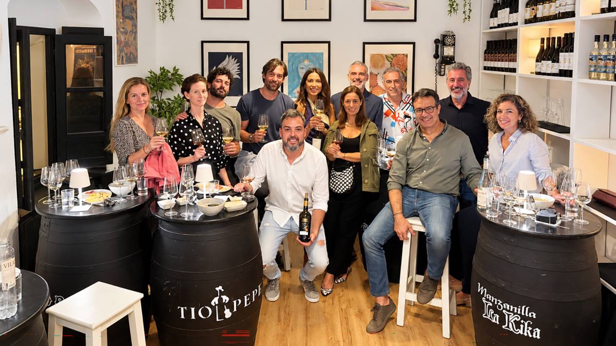 Los asistentes a la cata en La Vinográfica. 