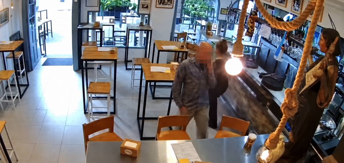 Aprovecha un descuido para llevarse una hucha benéfica de un bar de Sevilla