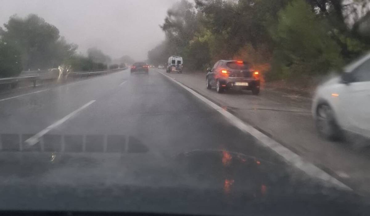Coches en los arcenes ante la presencia de mucha agua en la AP-4 - Coches en los arcenes ante la presencia de mucha agua en la AP-4
