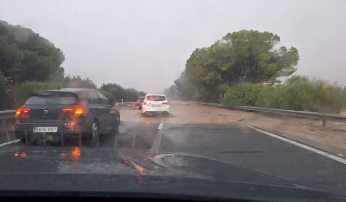 La lluvia complica la AP-4 entre Cádiz y Sevilla: balsas de agua, un carril cortado y tráfico lento