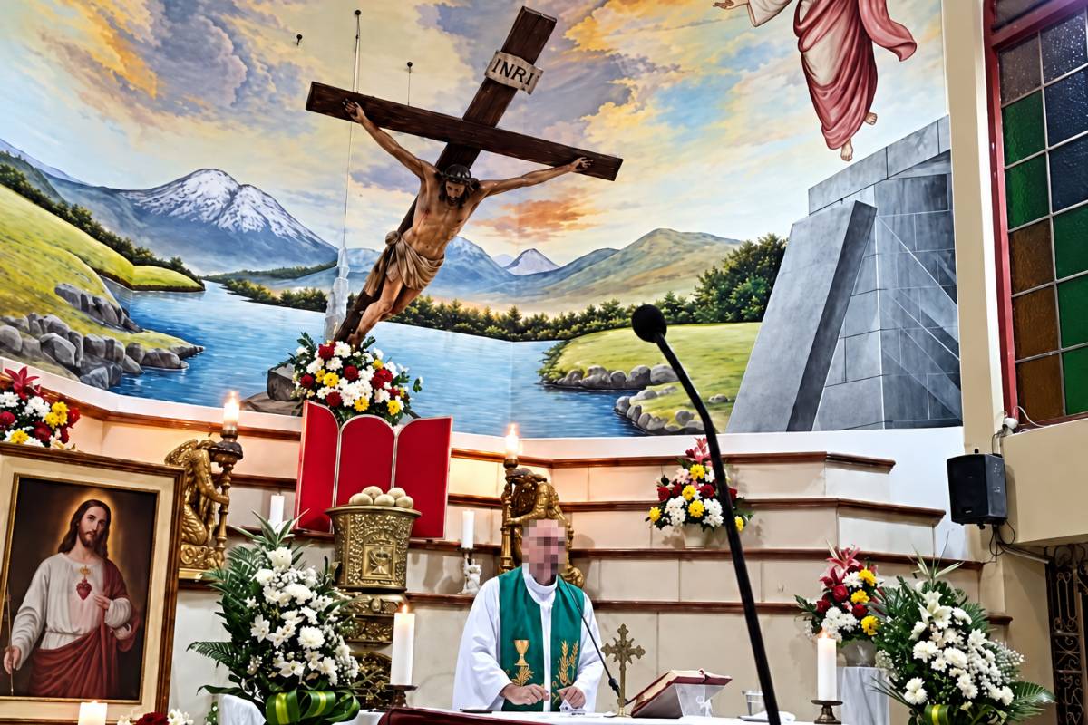 Un crucifijo de grandes dimensiones cae sobre un sacerdote y acaba con su vida en plena misa en Ecuador