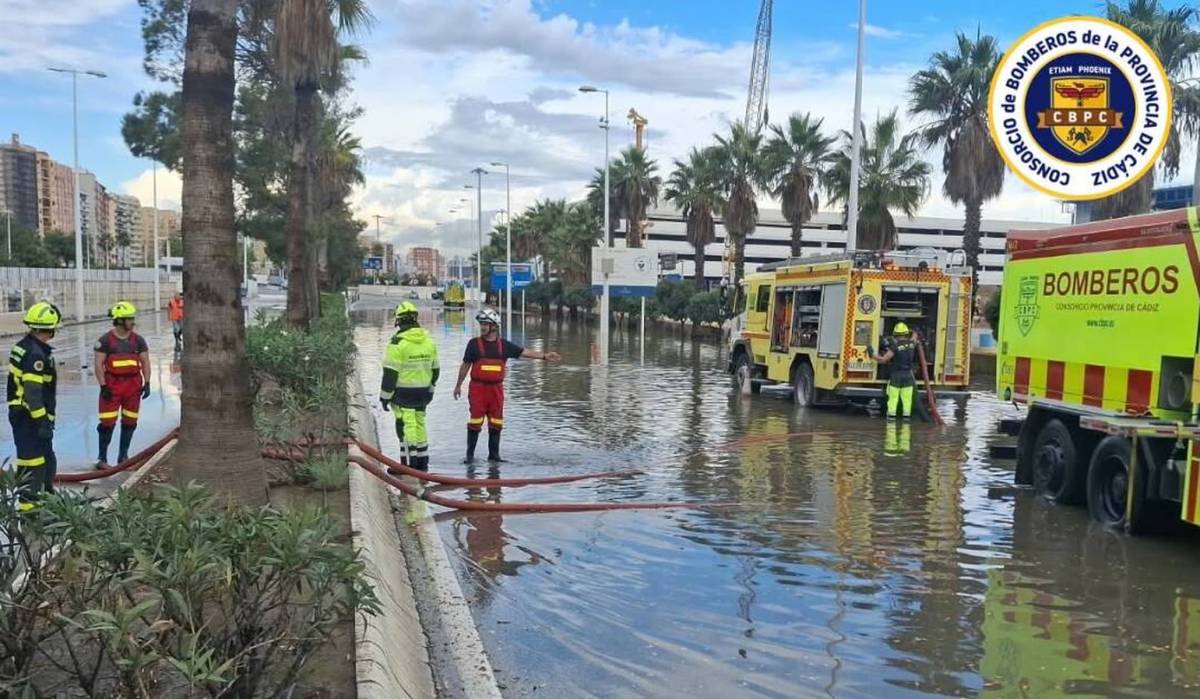 Bomberos actuando en Algeciras tras el paso de la dana Adam - Bomberos actuando en Algeciras tras el paso de la dana Adam