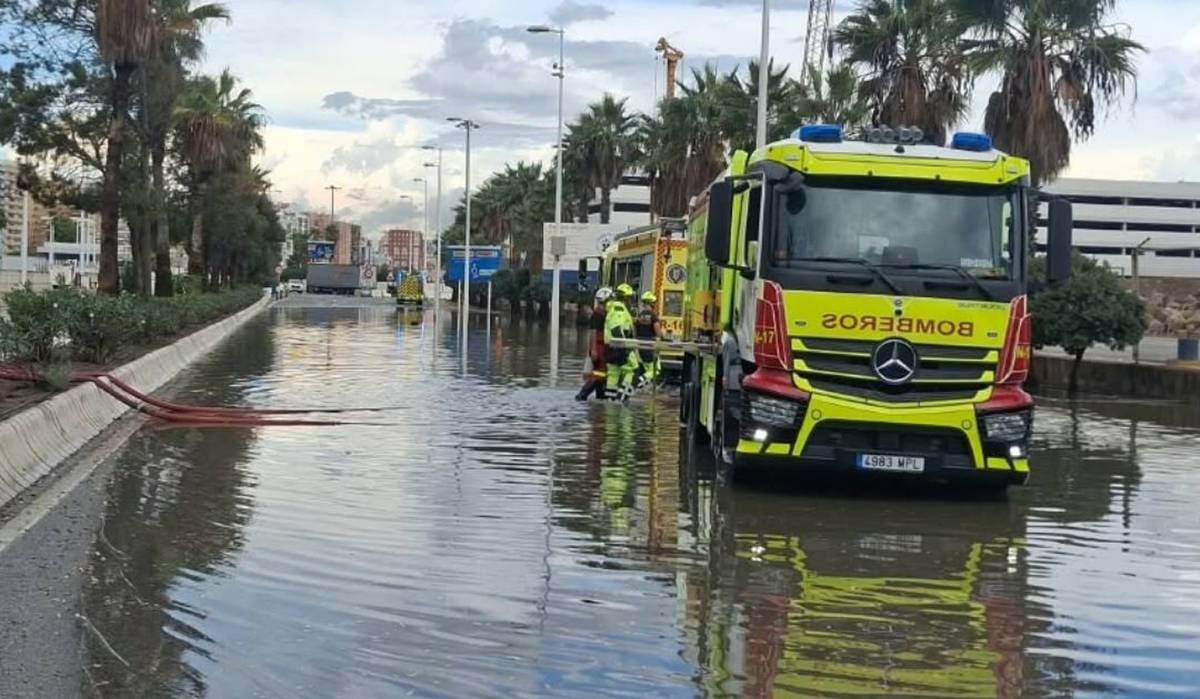 Bomberos actuando en Algeciras tras el paso de la dana Adam - Bomberos actuando en Algeciras tras el paso de la dana Adam