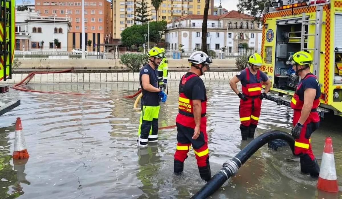 Rescates de vecinos, un incendio de cableado y desprendimientos: Algeciras vuelve a la 'normalidad' tras las lluvias