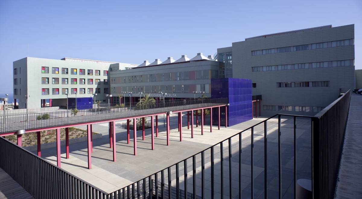 Un paciente con posible meningitis muerde a un celador en el hospital de Ceuta