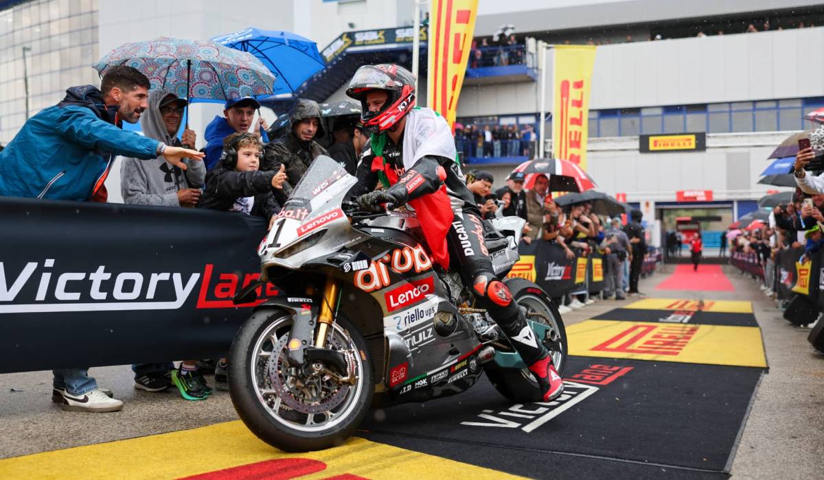Bandera a cuadros y un hasta pronto: el adiós de Superbike al Circuito de Jerez bajo la lluvia, en imágenes