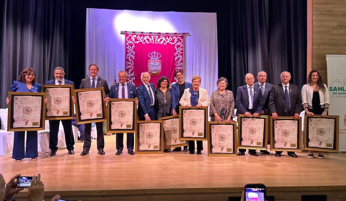 Sanlúcar reconoce a quienes hacen ciudad con la Insignia de Oro: de El Barato a Nuria Rodríguez y Pericache