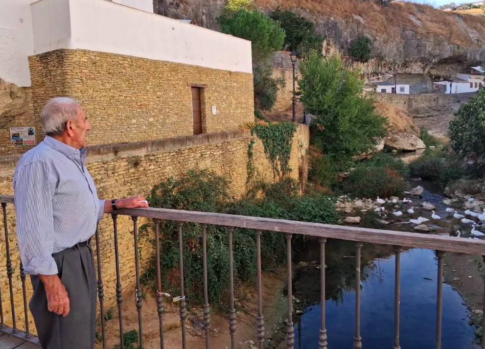 Los patos de Setenil se quedan sin Paco y buscan nuevo amigo que los alimente