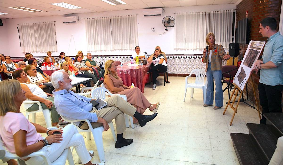 La alcaldesa durante la reunión mantenida en Torresoto
