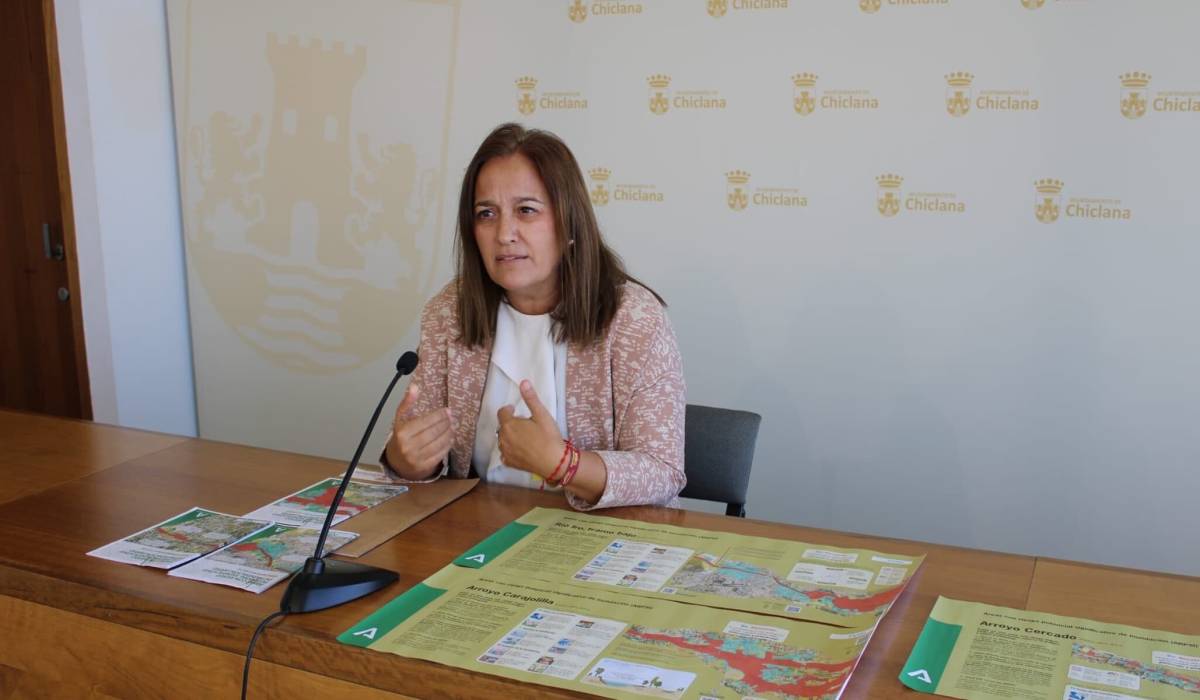 La primera teniente de Alcalde de Chiclana, Ana González, atendiendo a los medios - La primera teniente de Alcalde de Chiclana, Ana González, atendiendo a los medios