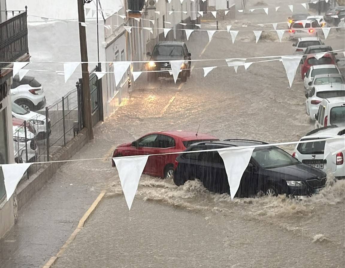 Una tromba de agua, con granizo incluido, inunda las calles de Arcos
