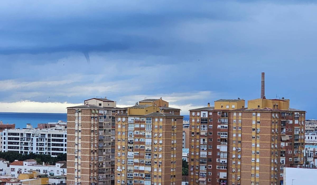 Una manga marina se deja ver en plena Bahía de Málaga: así ha sido el fenómeno que ha sorprendido en la costa