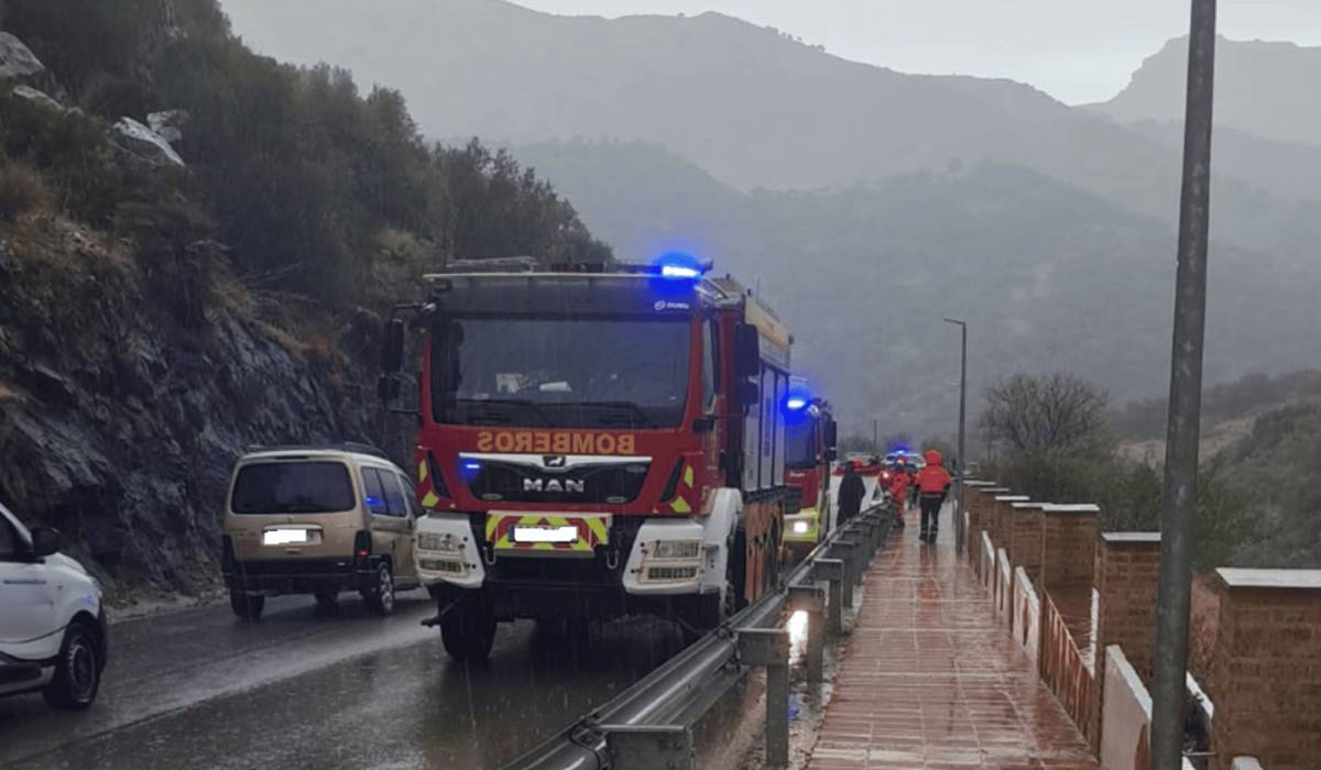 Tragedia en una carretera de Málaga por la dana Adam: una roca cae sobre un coche y deja un muerto y tres heridos