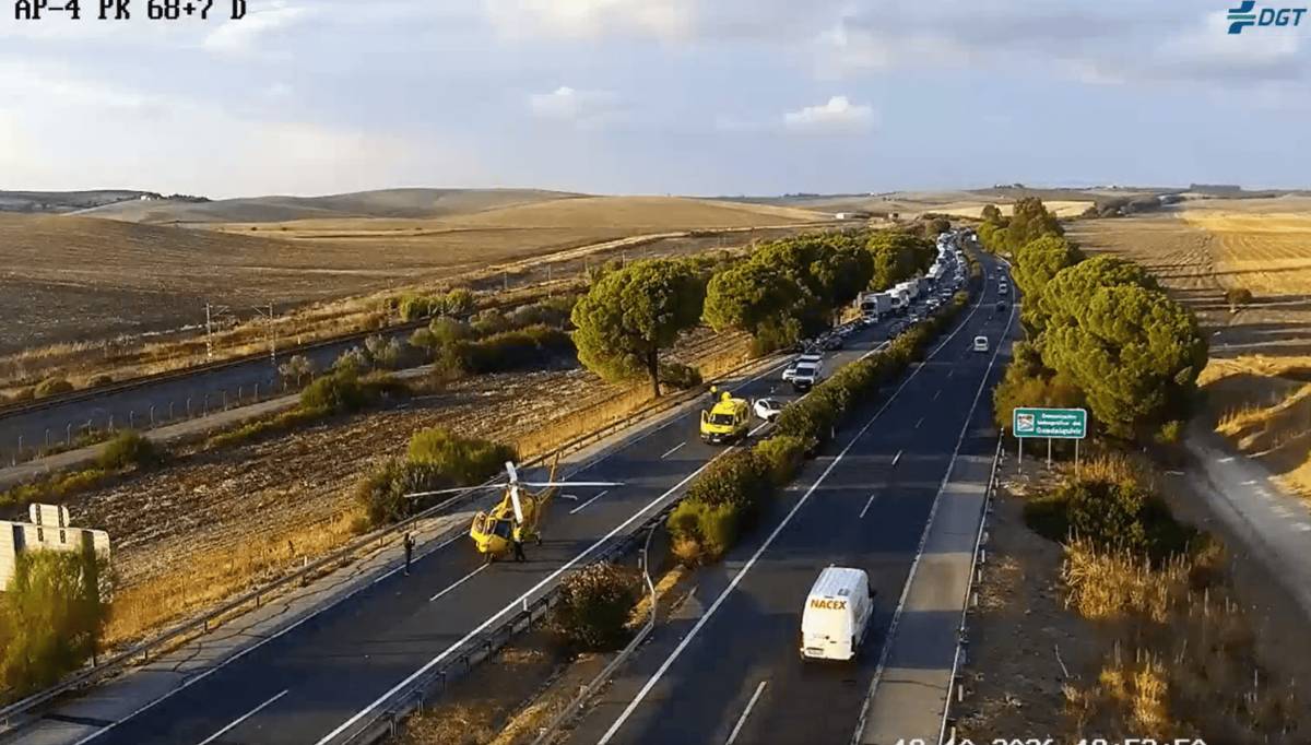 Un helicóptero en plena AP-4 tras un accidente a la altura de Nueva Jarilla en Jerez: tres kilómetros de retenciones