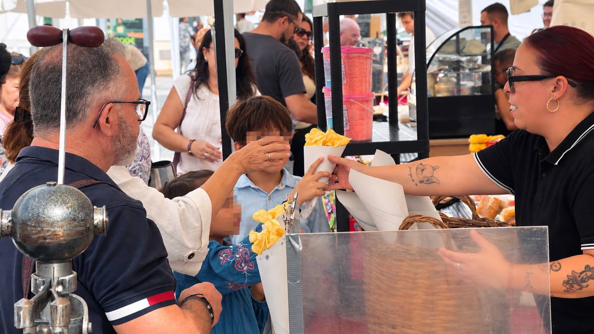Paloma atiende a unos clientes.