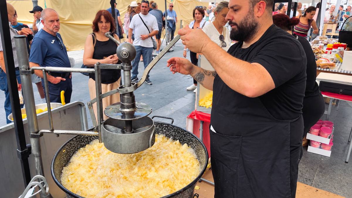 Juan José friendo las patatas.