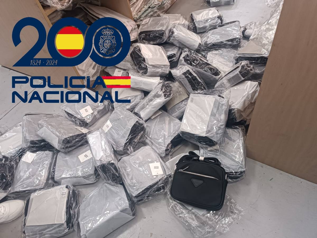 Con más de 1.700 artículos falsificados en Sevilla que valdrían 46.000 euros