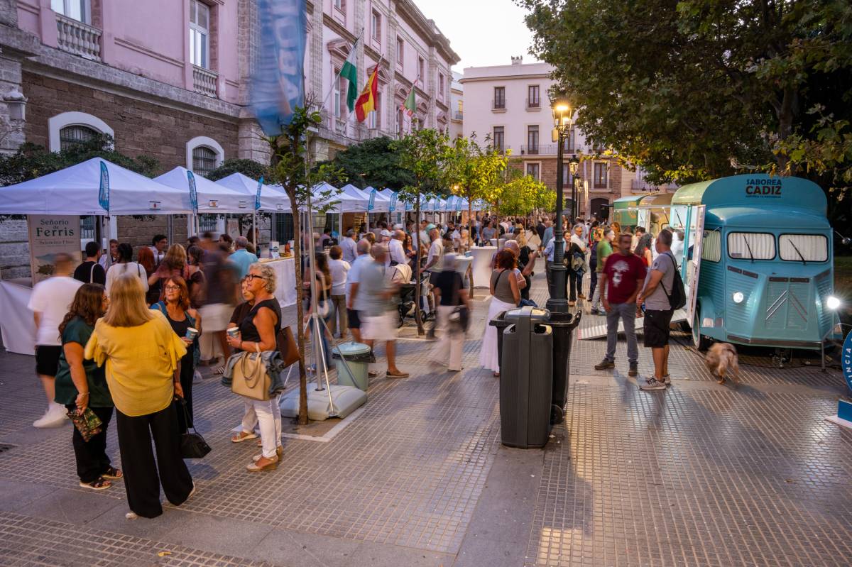 La mejor gastronomía de la provincia se da cita este sábado en Conil: estands de productores, cocina en directo, charlas, música y foodtrucks